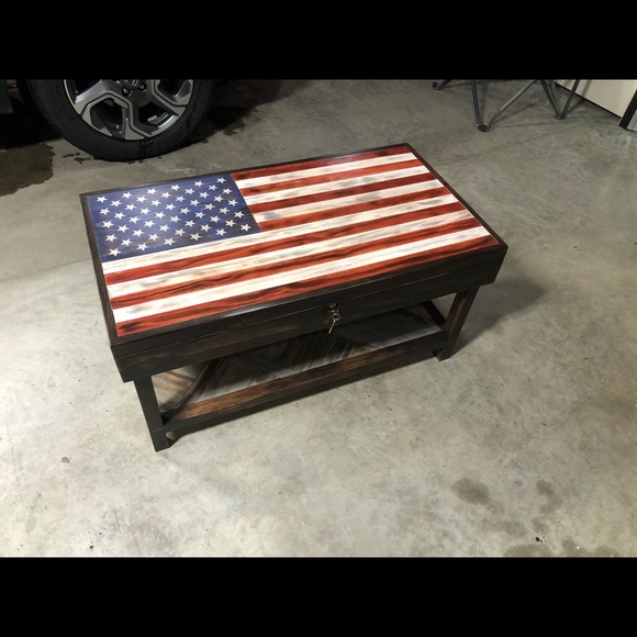 Flag table with locking hideaway - Picture 3 of 8